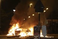 V Severnom Írsku pokračovali výtržnosti: V Belfaste podpálili autobus
