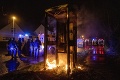 V Severnom Írsku pokračovali výtržnosti: V Belfaste podpálili autobus