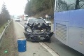 Nehoda v Kysuckom Lieskovci: Auto sa zrazilo s autobusom, v ktorom sa viezlo osem ľudí
