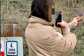 Fotka dievčiny z bratislavského Sandbergu rozpútala búrlivú diskusiu: Čo hrozí za odtrhnutie vzácneho kosatca?