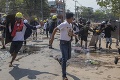 Nepokoje v Mjanmarsku: Novinár BBC je nezvestný, zásahy junty spôsobujú exodus z Rangúnu