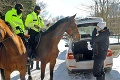 Dohľad nad dodržiavaním opatrení môže vyzerať i takto: Policajti kontrolujú aj na koňoch