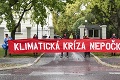 Klimatickí aktivisti protestujú pred ministerstvami: Reakcia Úradu vlády ich sklamala