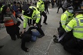 V Londýne vyšli ľudia opäť do ulíc: Policajti museli pred nimi strážiť sochu bývalého premiéra