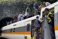 Taiwan je otrasený, krajina smúti za obeťami železničného nešťastia: Vlajky spustili na pol žrde