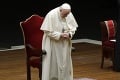 Pápež František oslávil Veľký piatok obradom: Pred zrakmi všetkými sa niekoľko minút modlil poležiačky