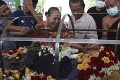 Ľudia si kvetmi pripomínajú obete násilných zásahov mjanmarskej armády: Silný odkaz