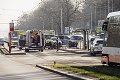Veľké nešťastie v Prahe: Do ľudí na zastávke vrazila dodávka, hlásia zranených