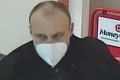 Muž s respirátorom vylúpil banku v Linzi, polícia prosí o pomoc aj Slovákov: Nespoznávate ho?