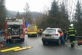 Vážna nehoda pod Donovalmi: Osobu z auta museli vyslobodzovať, cesta je uzavretá