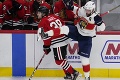 Hrozivé zranenie top obrancu NHL: Zvíjal sa od bolesti a ľad opustil na nosidlách
