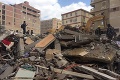 V Káhire sa zrútila obytná budova: Pod troskami vyhaslo najmenej 18 ľudských životov