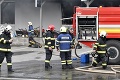 Hasiči zasahujú aj na východe: Požiar spôsobil škodu pol milióna eur, prácu komplikuje silné zadymenie