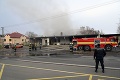 Hasiči zasahujú aj na východe: Požiar spôsobil škodu pol milióna eur, prácu komplikuje silné zadymenie