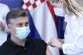 Vyslali silný odkaz: Premiér Plenkovič aj minister zdravotníctva sa dali zaočkovať AstraZenecou