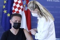 Vyslali silný odkaz: Premiér Plenkovič aj minister zdravotníctva sa dali zaočkovať AstraZenecou