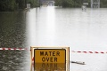 Obraz skazy! Ničivé záplavy v Austrálii majú prvú obeť: Muža našli uviaznutého v aute