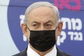 Izraelský premiér sa stal terčom kritiky: Pozastavili rozdávanie prebytočných vakcín