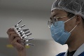 Srbsko už očkuje čínskou vakcínou od Sinopharmu: Ministrovi ju vpichli v priamom prenose