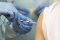 Už aj Česi majú svoj očkovací škandál: Vakcínu dali manželke politika, mala na to svoje dôvody