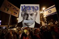Izraelský premiér upadol do nevôle občanov: Tisíce ľudí proti nemu protestovali pred voľbami