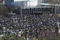 V Kasseli vyšlo do ulíc až 20-tisíc ľudí: Na proteste proti opatreniam polícia tvrdo zasahovala aj vodným delom
