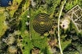 Najväčší labyrint z kamélií na svete: Rozkvitnuté bludisko si ľudia tento rok nevychutnajú priamo