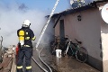 Tragický požiar domu v Komjaticiach neprežila jedna osoba: Evakuovali ďalších 12 ľudí