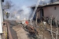 Tragický požiar domu v Komjaticiach neprežila jedna osoba: Evakuovali ďalších 12 ľudí