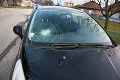 Polícia vyšetruje vážnu nehodu v Sikeničke: Mladá kolobežkárka pristála na okne!