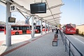 Bratislavská stanica Nivy má novinku pre cestujúcich: Testovacie miesto v autobuse