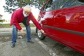 Dôchodcovi z Košíc poškodil zimný posyp auto: Kto zaplatí opravu?