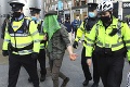 V Dubline sa protestovalo proti lockdownu: Do ulíc nasadili tisíce policajtov