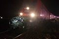 V Bratislave došlo na Hradskej ulici k nehode: Vlak sa zrazil s osobným automobilom