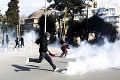 Výtržnosti v Grécku: Protest študentov proti policajným hliadkam sa poriadne zvrhol