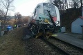 Dramatické ráno v Banskej Bystrici: Vlak sa zrazil s autobusom, hlásia zranených