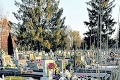 Smútok návštevníkov v Košiciach vystriedalo prekvapenie: Aha, kto sa zabýval na miestnom cintoríne