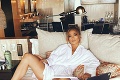 Polonahá Jennifer Lopez pohodená na posteli: Kto sa ku mne pridá?