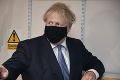 Britskí experti navrhujú nový lockdown: Johnson zvažuje miernejšie opatrenia