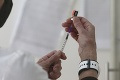 Neuniesol nával kritiky po prednostnom očkovaní: Ekvádorský minister zdravotníctva odstúpil z funkcie