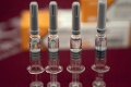 Srbsko už očkuje čínskou vakcínou od Sinopharmu: Ministrovi ju vpichli v priamom prenose