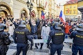 Protesty v Česku sa skončili zásahom polície: Zatkli poslanca bez rúška