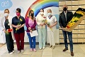 Špeciálna gratulácia k MDŽ pre zdravotníčky zo Spiša: Prekvapenie pod oknami nemocnice!