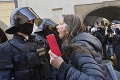 V Prahe sa konali dve demonštrácie proti opatreniam: Zasahovali ťažkoodenci