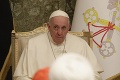 Pápež František si v Iraku uctil obete masakry: Problémy pri príchode do kostola