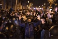 Nepokoje v Barcelone: Protesty prerástli do násilností, polícia zadržala viac ako 100 ľudí