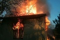 Bratislavskí hasiči majú plné ruky práce: Zasahujú pri požiari chaty v Devíne