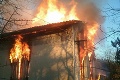 Bratislavskí hasiči majú plné ruky práce: Zasahujú pri požiari chaty v Devíne