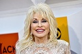 Dolly Parton dostala vlastnú medicínu: Mastná suma, ktorú darovala na vývoj vakcíny