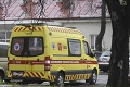 Ďalší útok na východe: Pacient pri prevoze napadol lekára a záchranárku